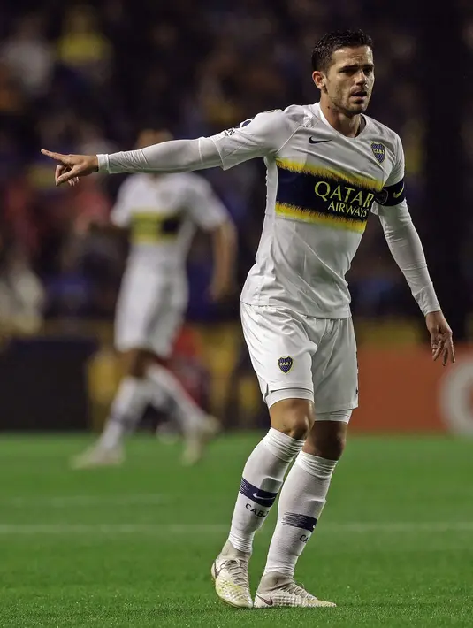 Fernando Gago yang memperkuat Boca Juniors saat bertanding melawan Colon di stadion La Bombonera, di Buenos Aires, pada 30 September 2018. Mantan pemain Real Madrid dan Boca Juniors, Fernando Gago, mengakhiri karier bermainnya setelah mengalami serangkaian cedera yang serius. (GABRIEL BOUYS/AFP)