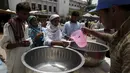 Warga mengantre air minum saat cuaca panas yang ekstrem di Jinnah Postgraduate Medical Centre, Karachi, Pakistan, Selasa (23/6/2015). Gelombang panas membuat warga Pakistan tak bisa jauh dari air untuk bertahan hidup. (REUTERS/Akhtar Soomro)