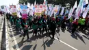 Massa buruh dan pekerja dari berbagai daerah memadati Jalan MH Thamrin, Jakarta, dalam peringatan May Day, Senin (1/5). Dalam aksi ini, buruh menyuarakan sejumlah tuntutan, di antaranya tolak upah murah dan hapus outsourcing. (Liputan6.com/Johan Tallo)