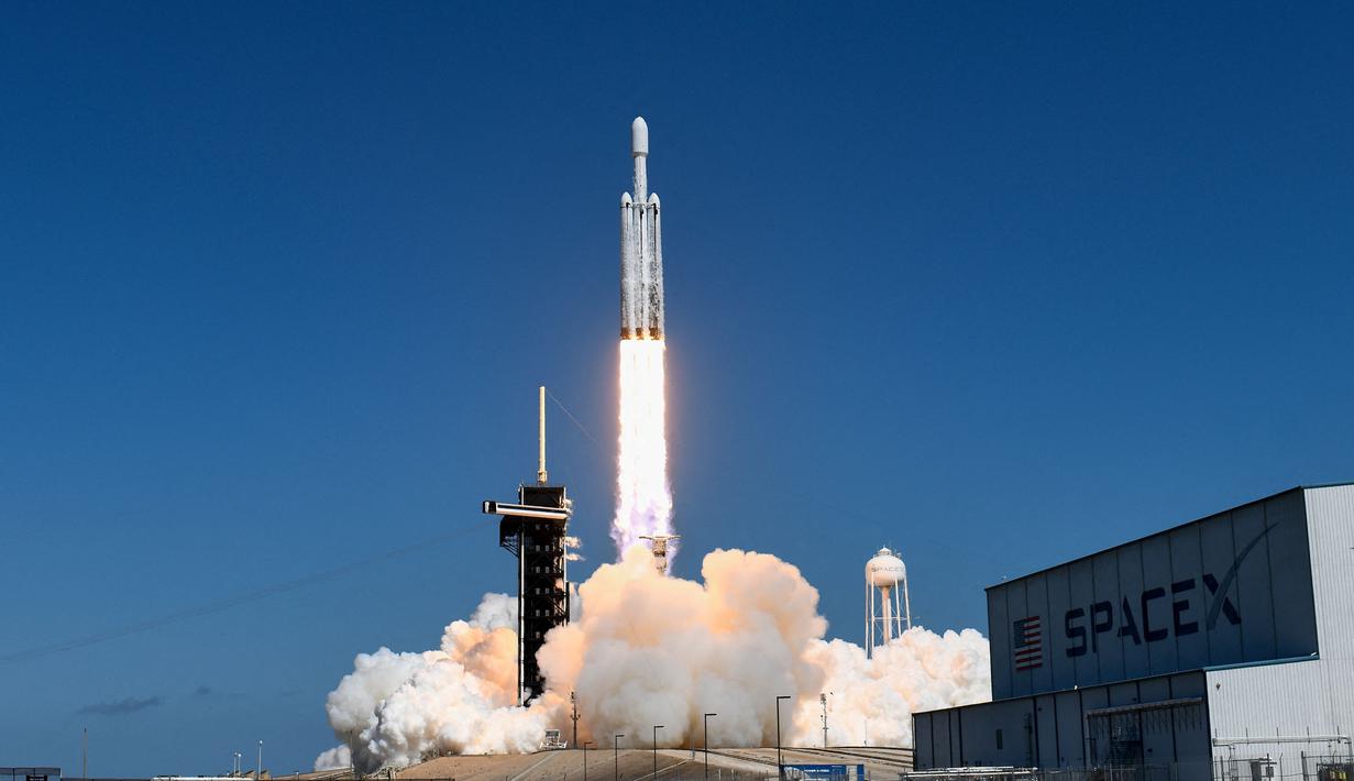 Roket SpaceX Falcon Heavy dengan pesawat antariksa Europa Clipper di dalamnya meluncur dari Kompleks Peluncuran 39A di Pusat Antariksa Kennedy NASA di Cape Canaveral pada 14 Oktober 2024. (CHANDAN KHANNA/AFP)
