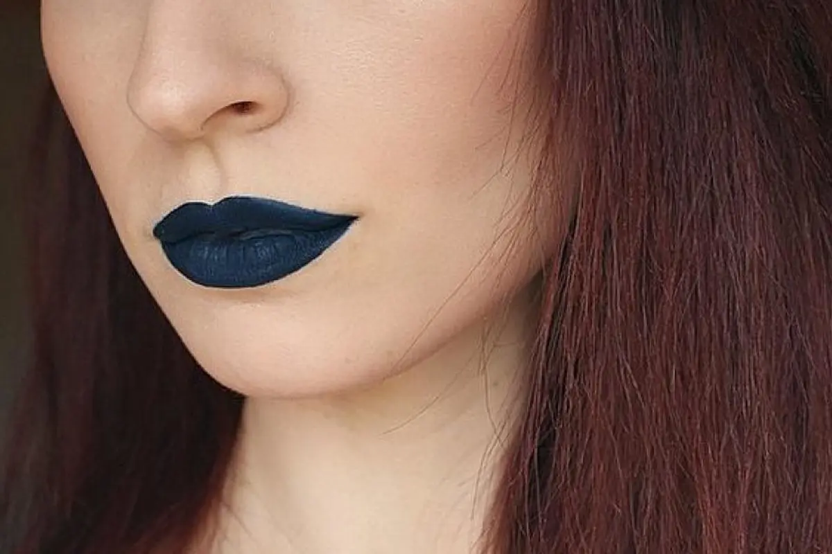 Hijau dan Biru, Warna Lipstik Ini Bikin Jatuh Hati