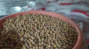 Harga kacang kedelain terus menunjukan kenaikan, seiring dengan menipisnya cadangan kedelai dalam negeri di tengah belum masuknya pasokan kedelain impor dari Amerika Serikat.