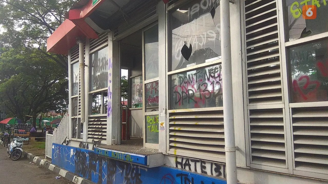Kondisi halte BRT di bilangan Jalan Urip Sumoharjo, Makassar (Liputan6.com/ Eka Hakim)