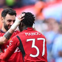 Kobbie Mainoo dan Bruno Fernandes - Manchester City Vs Manchester United di final Piala FA 2023/2024 (AFP/Justin Tallis)