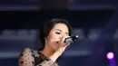 Pada saat penampilan Raisa, ia terlihat sangat cantik ketika menggunakan gaun berwarna gold. (Andy Masela/Bintang.com)