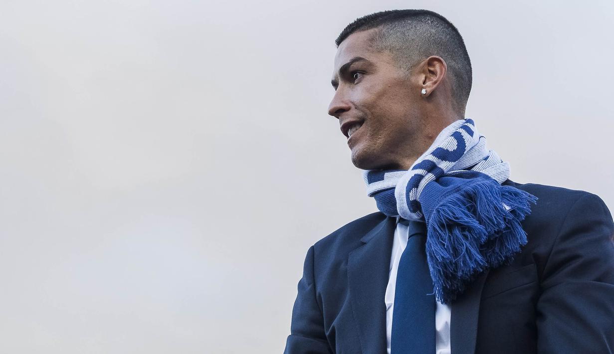 Striker Real Madrid, Cristiano Ronaldo, saat menghadiri perayaan gelar ke-12 Liga Champions di kota Madrid, Spanyol (04/06/2017). Cristiano Ronaldo merubah gaya rambutnya usai menjuarai Liga Champions. (EPA/Santi Donaire)