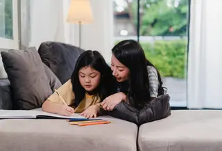 Seorang anak perempuan sedang belajar dengan ibunya (Foto Dok: Freepik/tirachardz).