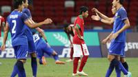 Evan Dimas Darmono hanya bisa termenung usai digilas Thailand. (Bola.com/Arief Bagus)