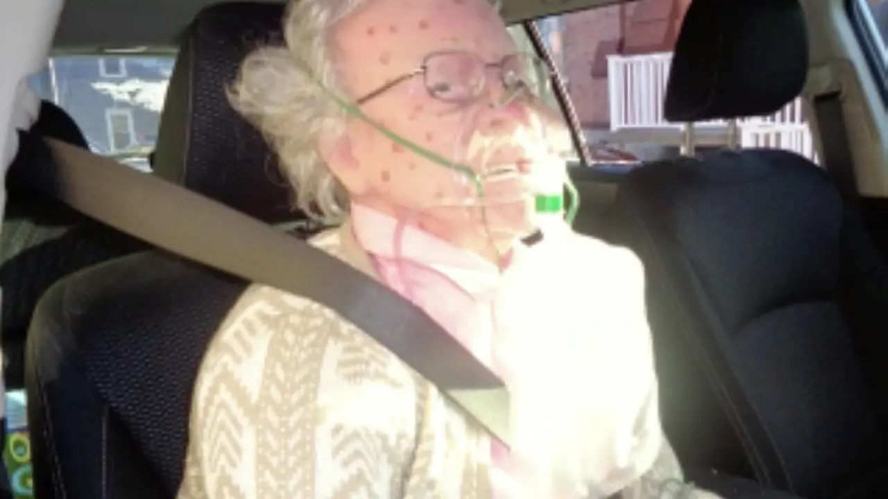 Pecahkan Kaca Mobil Selamatkan Nenek Tua, Ternyata...