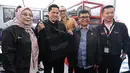 Menpora Erick Thohir (tengah) ketika berada di booth Byon bersama Yoshua Marcellos di Indonesia Sports Summit 2025 (ISS 2025) resmi digelar di Indonesia Arena, Senayan, Jakarta pada Sabtu (6/12/2025).