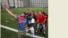 Pemain Manchester United, Jonny Evans, Daley Blind, Memphis Depay, Luke Shaw dan Phil Jones bertemu dengan bintang American Football dari klub Seattle Seahawks, Jermaine Kearse dan Doug Baldwin di Markas Seattle Seahawks. (Manutd.com)