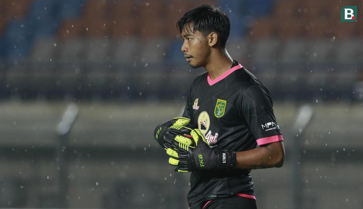 Satria Tama - Penjaga gawang yang baru direkrut Bajul Ijo ini langsung menunjukan kualitasnya dan menjadi andalan di bawah mistar gawang. Sebelumnya, kiper kelahiran Sidoarjo ini pernah ditempa di Persebaya Junior. (Bola.com/M Iqbal Ichsan)