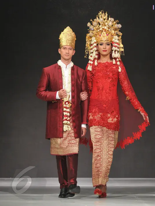 Model memamerkan koleksi busana pengantin pada pameran pernikahan yang bertajuk Unveil, From Indonesia to the World di Grand Ballroom Shangri-La Hotel, Jakarta, Jumat (5/6/2015). (Liputan6.com/Herman Zakharia)