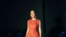 Penampilan bold super keren dari BCL saat mengenakan dress berwarna merah. Dress ini super cantik dengan siluet ball gown dan lace bunga di bagian topnya yang tanpa lengan. [Foto: Instagram/bclsinclair]