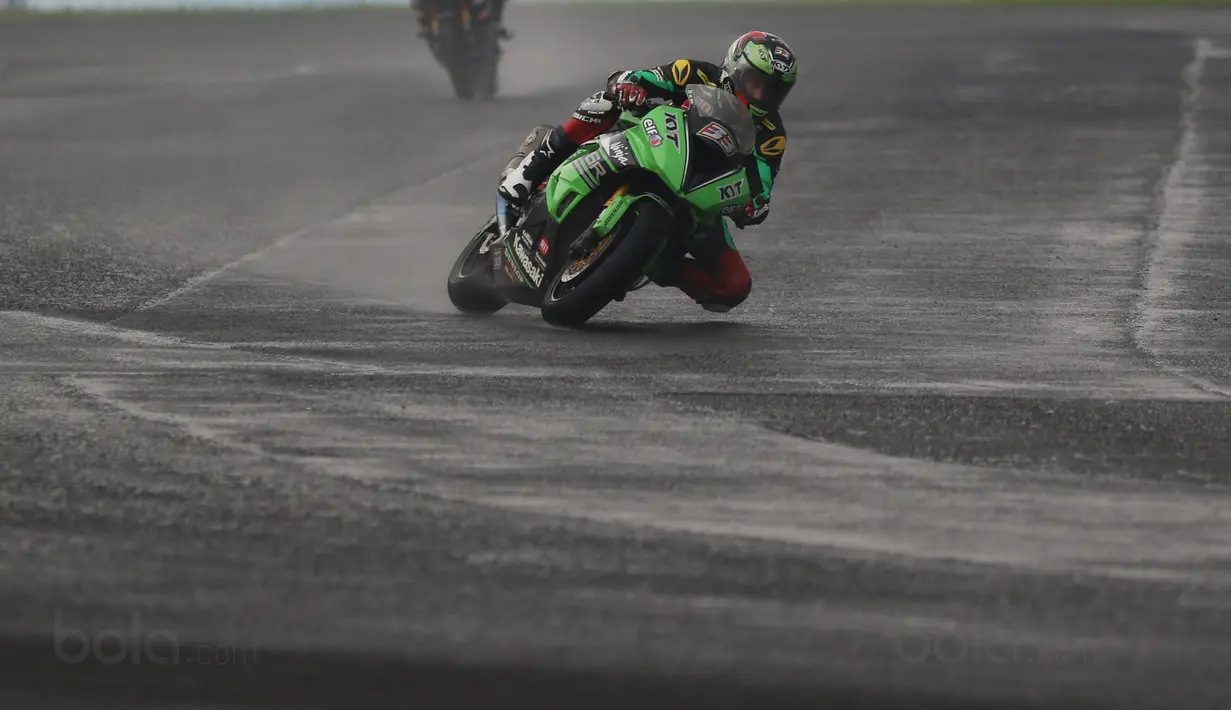 Pebalap Indonesia dari Manual Tech Kawasaki Racing, Ahmad Yudhistira beraksi di kelas Supersport 600cc Asia Road Racing Championship di Sentul International Circuit, Bogor (13/8/2017).  Yudhistira finish kedua. (Bola.com/Nicklas Hanoatubun)