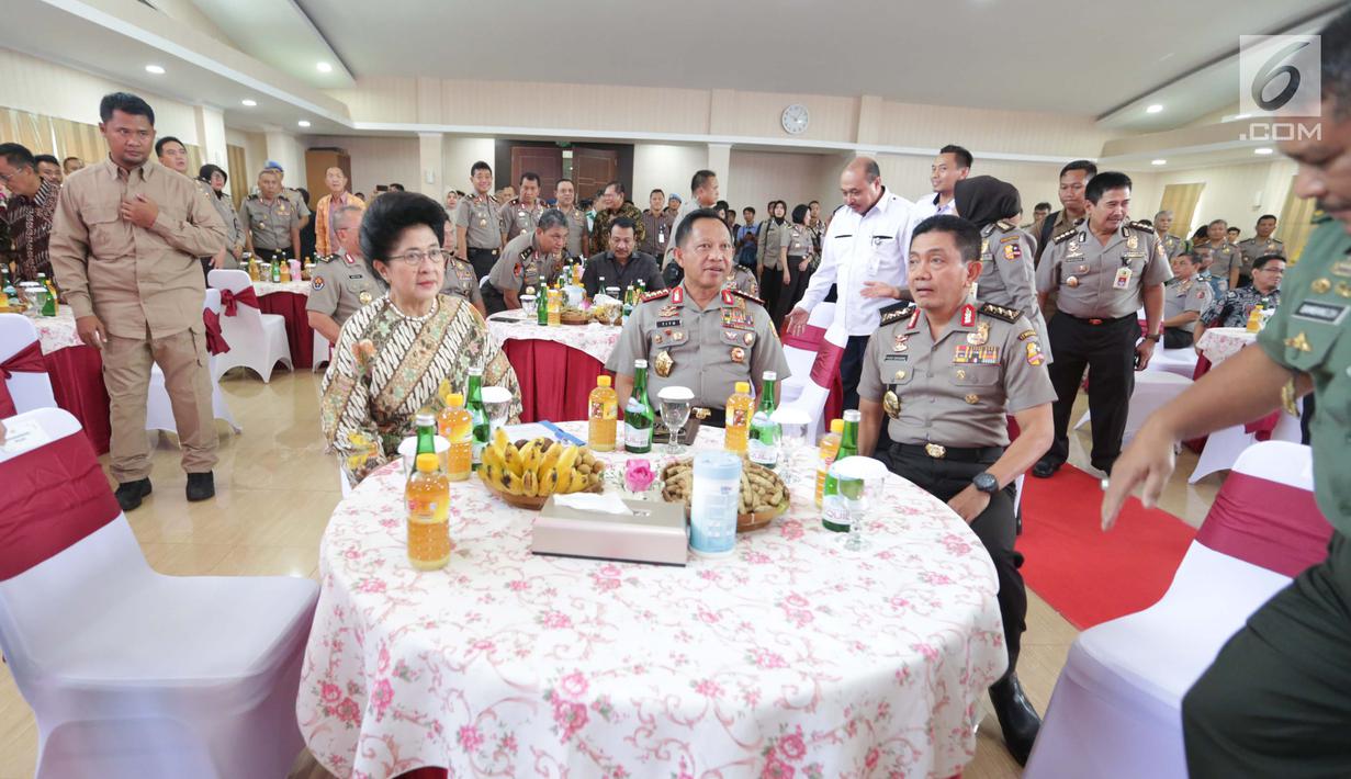 Kapolri Jenderal Tito Karnavian dan Menkes Nila F. Moeloek pada peresmian ruang perawatan gedung Anton Soedjarwo di RS Polri, Jakarta, Kamis (28/12). Ruang perawatan gedung Anton Soedjarwo terdiri dari lima lantai, 87 ruang. (Liputan6.com/Faizal Fanani)