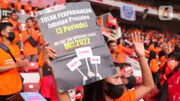 Buruh membawa poster saat mengikuti aksi bertajuk May Day Fiesta 2022 di Stadion Gelora Bung Karno (GBK), Senayan, Jakarta Pusat, Sabtu (14/5/2022). Dalam aksi kali ini, massa buruh membawa 18 tuntutan, di antaranya menolak omnibus law UU Cipta Kerja, wujudkan kedaulatan pangan dan dan menolak kenaikan Pajak Pertambahan Nilai (PPN). (Liputan6.com/Angga Yuniar)