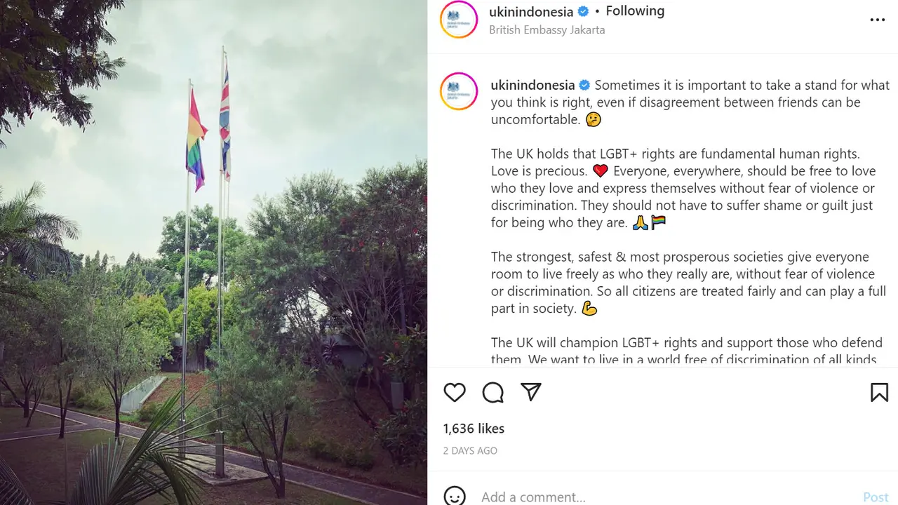 Bendera LGBT di Kedubes Inggris Jakarta.