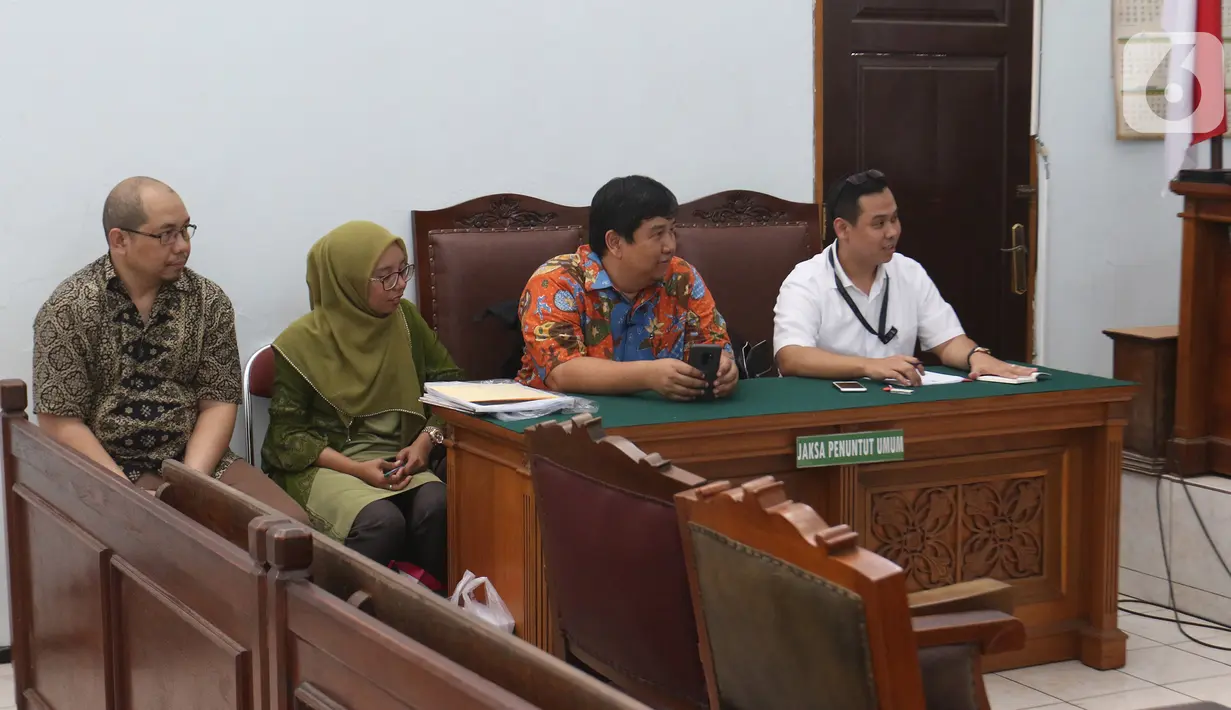 Kuasa hukum pihak pemohon saat mengikuti sidang praperadilan mantan Direktur Utama Perum Jasa Tirta II Djoko Saputro terhadap KPK di PN Jakarta Selatan, Selasa (15/10/2019). Sidang beragendakan jawaban dari pihak termohon yakni KPK. (Liputan6.com/Herman Zakharia)