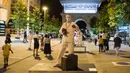Seorang peserta berpakaian patung tampil dalam Statue Fest 2020 dengan tema "Skopje Disaat Corona", di alun-alun utama Skopje, Ibu Kota Makedonia Utara, 5 September 2020. Festival ini diselenggarakan oleh "Teatrosk" produksi teater jalanan yang menampilkan berbagai figur. (Robert ATANASOVSKI/AFP)
