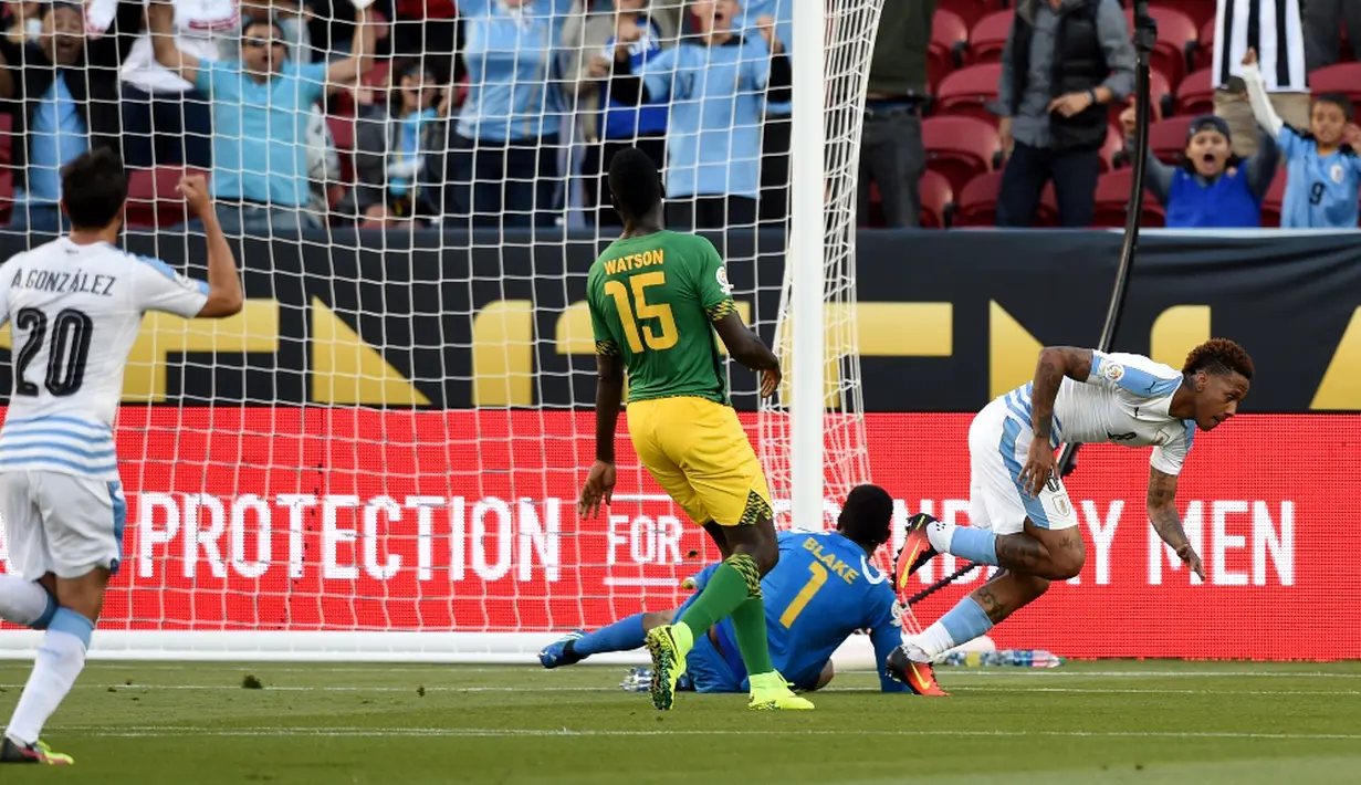 Pemain Uruguay, Abel Hernandez, saat mencetak gol pertama ke gawang Jamaika dalam laga Grup C Copa America Centenario 2016 di Stadion Levis, California, AS, Selasa (14/6/2016) WIB. (AFP/Mark Ralston)