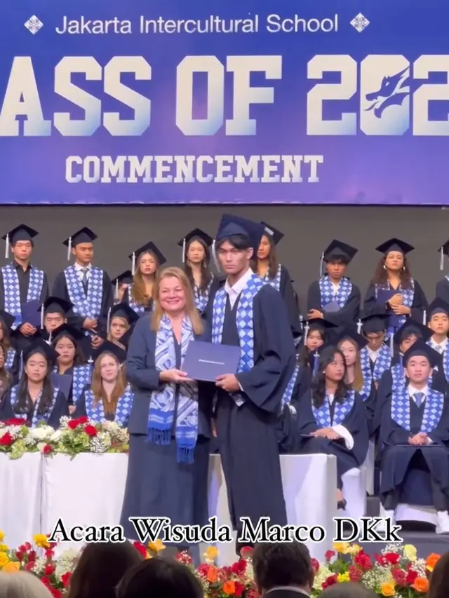 Potret Wisuda Marciano Nicholas Anak Diah Permatasari, Penuh dengan Tangisan Haru