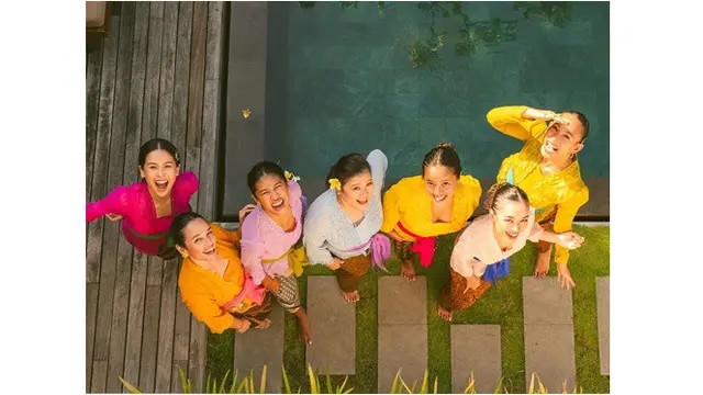 7 Potret Maudy Ayunda untuk Bridal Shower Sahabat, Anggun Pakai Kebaya