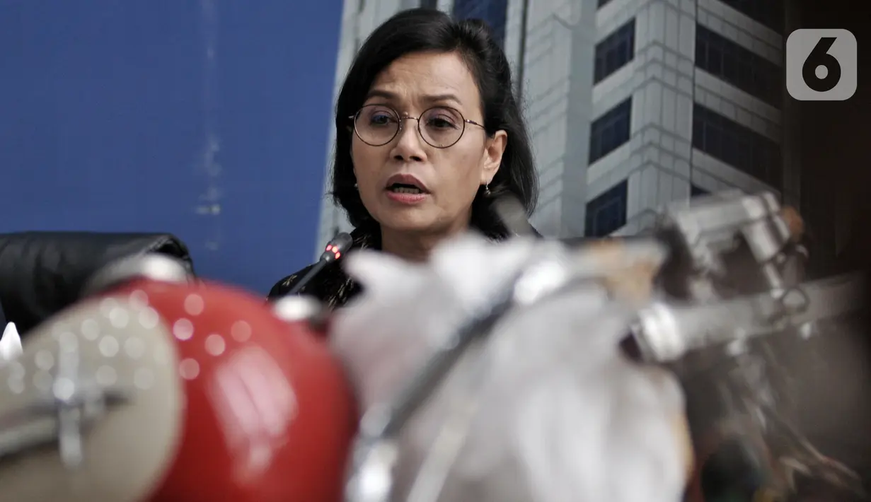 Menteri Keuangan Sri Mulyani saat konferensi pers terkait penyelundupan motor Harlery Davidson dan sepeda Brompton menggunakan pesawat baru milik Garuda Indonesia di Jakarta, Kamis (5/12/2019). Barang bukti selundupan tersebut dikemas dalam 18 kardus berwarna cokelat. (merdeka.com/Iqbal S Nugroho)