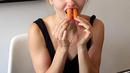 Annasophia Robb membuat cemilan sehat jadi mengasyikkan. Aktris 'The Carrie Diaries' ini memilih wortel sebagai temannya dalam mengerjakan tugas. (via people.com)