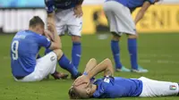 Para pemain Italia tampak bersedih usai gagal lolos ke Piala Dunia 2018 setelah disingkirkan Swedia di Stadion Giuseppe Meazza, Senin (13/11/2017). Italia bermain imbang 0-0 dengan Swedia. (AFP/Miguel Medina)