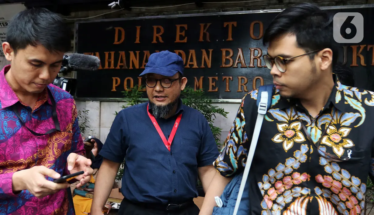 Penyidik senior KPK Novel Baswedan (tengah) saat jeda pemeriksaan kasus penyiraman air keras terhadapnya di Polda Metro Jaya, Jakarta, Senin (6/1/2020). Polisi memeriksa Novel Baswedan sebagai saksi setelah menetapkan dua tersangka penyerangan.(Liputan6.com/Johan Tallo)