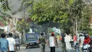 Warga sekitar berhamburan untuk melihat kebakaran yang terjadi pada sebuah toko material di kawasan Grogol, Jakarta, Kamis (21/5/2015). Menurut warga sekitar, api diduga muncul dari lantai dua gudang toko material. (Liputan6.com/Helmi Afandi)