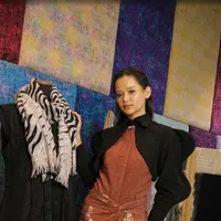 Mengusung tema Fashion Diplomacy of Peace Silk and Botanical Batik from East Java, acara ini memperkenalkan material tekstil Indonesia dalam pengembangan fesyen berkelanjutan. (Foto/Dok: Australia Embassy Grant)