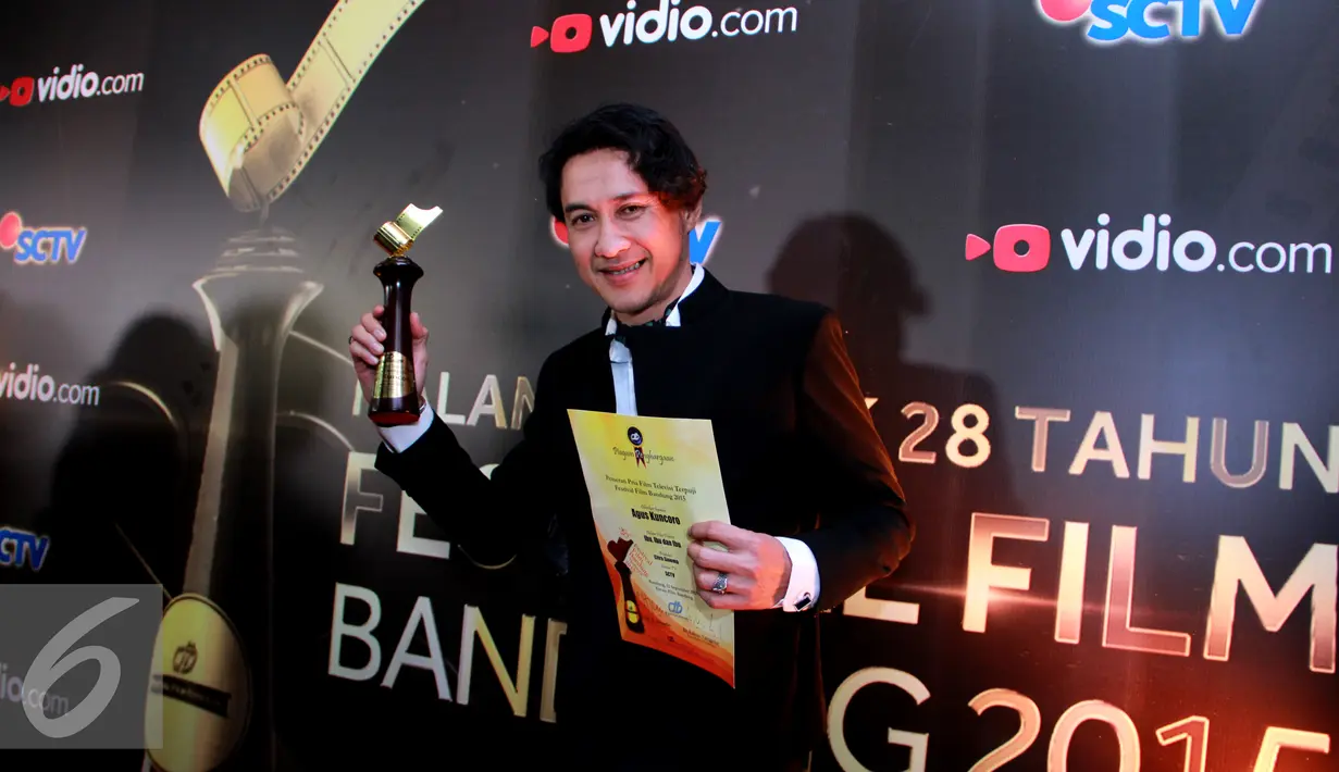 Agus Kuncoro mendapat penghargaan sebagai Pemeran Pria FTV Terpuji FFB 2015 dalam FTV berjudul Ibu, Ibu dan Ibu, Bandung, Sabtu (13/9/2015). (Liputan6.com/Faisal R Syam)