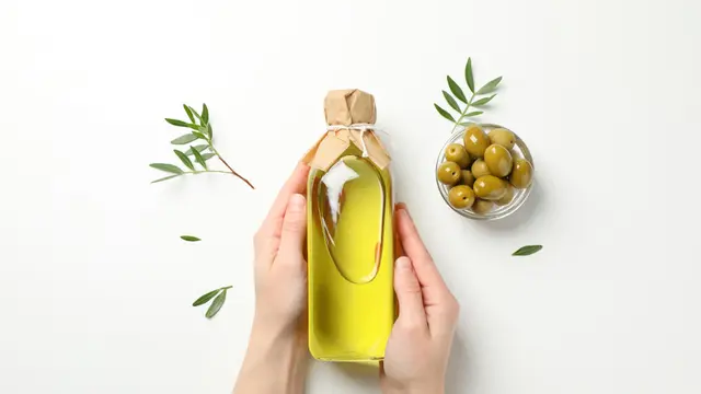 14 Cara Merawat Rambut Sehat untuk Si Pemilik Curly Hair agar Lembut dan Bebas Kusut