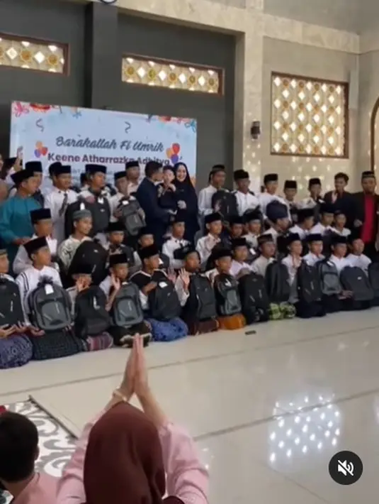 Setelah acara kelar, Rezky Aditya, Citra Kirana, dan Athar pun foto bersama dengan para santri Pesantren Yatim Al Hilal. (Foto: Instagram/@thereal_rezkyadhitya)