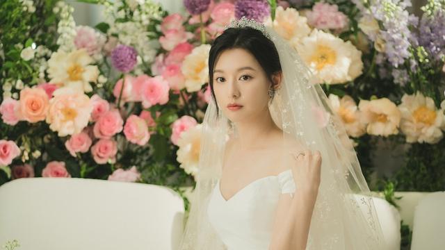Pesona Kim Ji Won Kenakan Gaun Pengantin Putih
