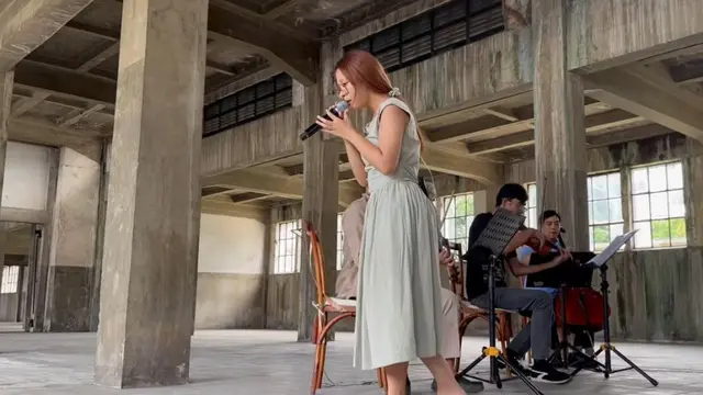 Momen magis nadin amizah latihan di bangunan using. (credit:instagram.com/cakecaine/salmaastia)