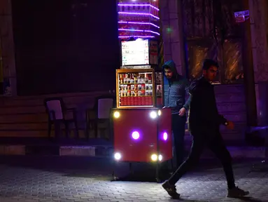 Seorang pria menjual rokok di Kota Gaza (18/2). Para penjual rokok dengan harga 1 syikal, atau lebih dari 25 sen dolar AS. Penduduk Gaza mengatakan lebih sedikit orang yang mampu membelinya. (Reuters/Dylan Martinez)