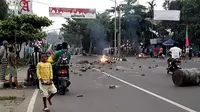 Massa turun ke jalan dalam unjuk rasa yang berujung kerusuhan di Manokwari, Papua, Senin (19/8/2019). Mereka membakar gedung DPR juga memblokade jalan dengan membakar ban sebagai buntut dari peristiwa yang dialami mahasiswa Papua di Surabaya dan Malang, serta Semarang beberapa hari lalu. (STR / AFP)