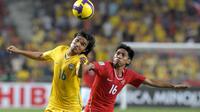 Syamsul Chaeruddin saat berduel dengan pemain Thailand di semifinal Piala AFF 2008 di Jakarta. (AFP/Pornchai Kittiwongsakul)