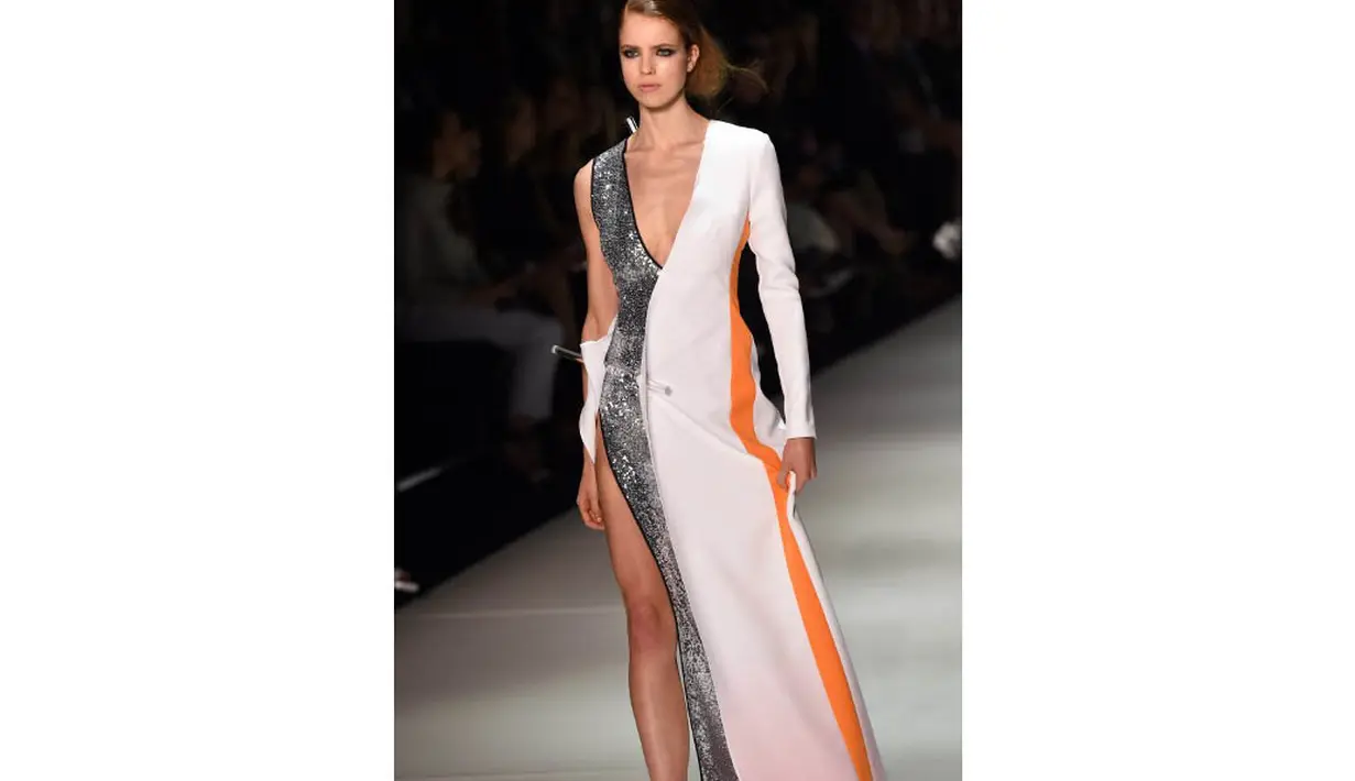 Rancangan Yousef Akbar menonjolkan sisi feminim wanita di Australia Fashion Week 2014, Sydney (9/4/2014) (AFP Photo/William west).