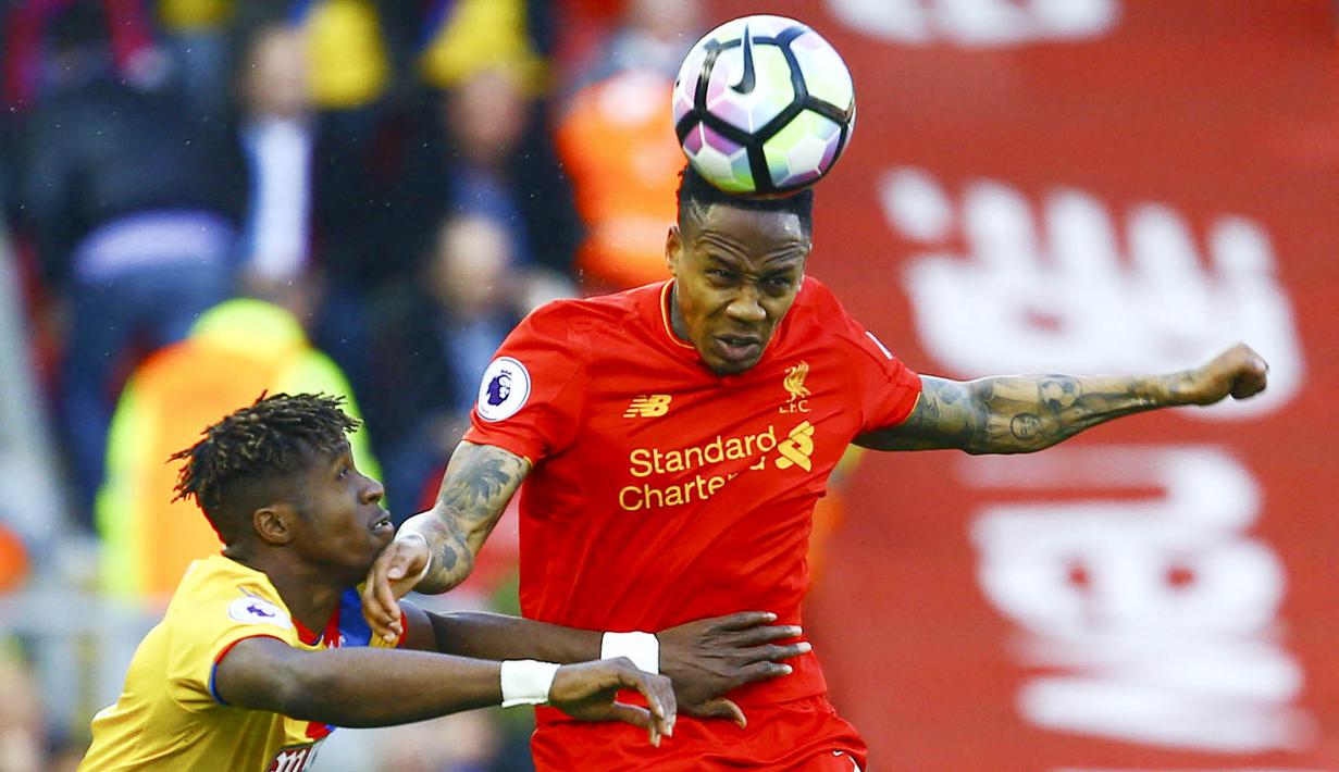 Nathaniel Clyne - Tampil memukau bersama Southampton membuat Liverpool  memboyong sang pemain pada tahun 2015 dengan mahar 17,7 juta euro. Namun sayang, badai cedera dan kehadiran Trent Alexander-Arnold membuatnya tersingkir dari skuat utama The Reds. (AFP/Geoff Caddick)