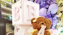 Lambang huruf A pada dekorasi pesta ini merupakan inisial nama baby Ameena (Instagram/ghazplanner.co).
