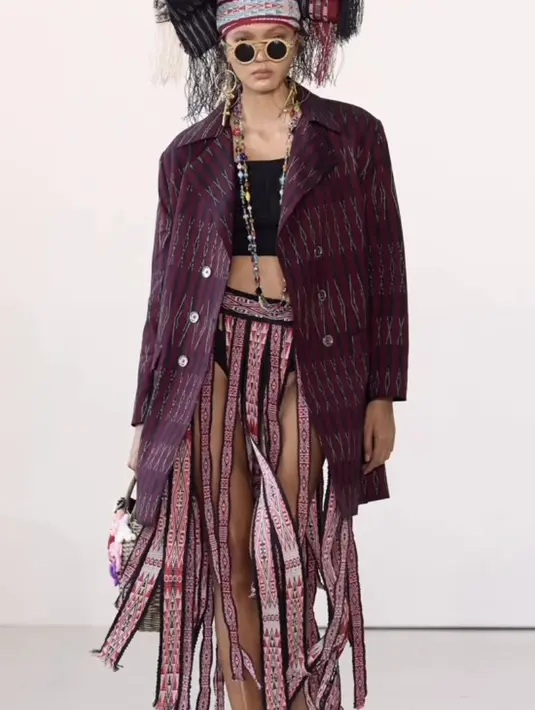 Desainer Merdi Sihombing akan menampilkan karya terbaru yang mencerminkan komitmennya terhadap praktik fesyen berkelanjutan dan kecintaannya pada budaya Indonesia.  [@indonesianow_theshow]