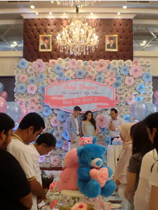 Bentuk perhatian dari sang suami, membuat Celine merasakan nyaman. Begitu juga saat mau tidur, sang suami memijit mijit kaki Caline yang bengkak. (Instagram/celine_evangelista)