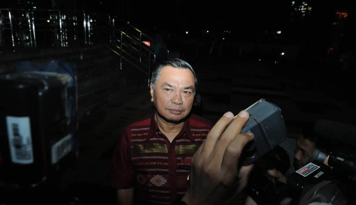 Sebelum masuk ruang pemeriksaan, tak ada sepatah kata pun yang dilontarkan Wakil Ketua Komisi VIII DPR itu terkait pemeriksaan hari ini, Jakarta, Selasa (19/8/14). (Liputan6.com/Herman Zakharia)