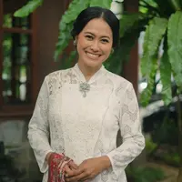 Potret cantik Putri Ayudya pakai kebaya janggan ini bisa jadi inspirasi busana pengantin juga loh, Sahabat FIMELA. [Foto: Instagram/_putriayudya]