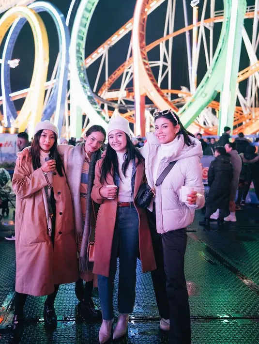 Tahun lalu, Hesti Purwadinata, Enzy Storia, Febby Rastanty, dan Medina berlibur ke London. Keempatnya pun tampil dengan coat musim dingin. [@enzystoria]