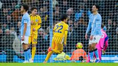 Kaoru Mitoma benar-benar menjadi momok bagi Manchester City. Pemain asal Jepang itu mencetak gol yang membuat City gagal raih poin penuh. (AP Photo/Dave Thompson)